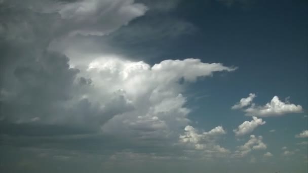 Nubes que forman y cubren el cielo — Vídeos de Stock