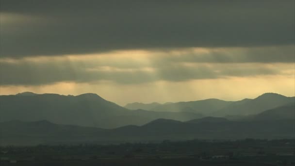 Nuvole che si muovono e la luce splende attraverso le montagne — Video Stock