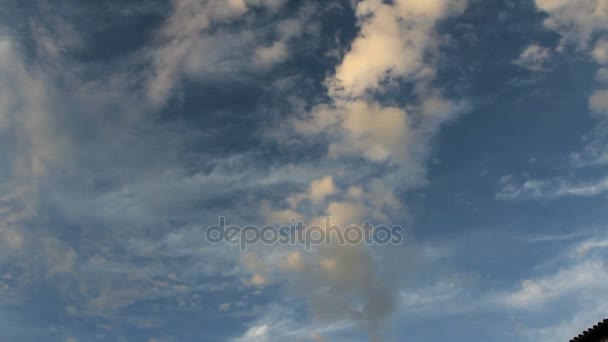 Nuvens no céu azul — Vídeo de Stock