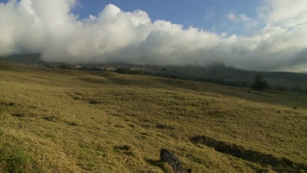 Nubes formándose sobre colinas — Vídeos de Stock