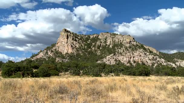 Nuages couvrant soleil montagne — Video