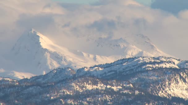 Montanhas cobertas de neve nublada — Vídeo de Stock