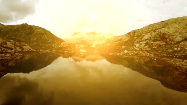 Campo de algodón alrededor del paisaje del lago de montaña paisaje naturaleza tranquila fondo — Vídeo de stock