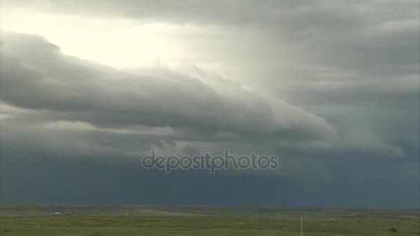 Crazy storm moln rulla över grönt landskap — Stockvideo