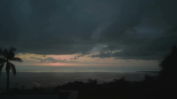 Nuvens escuras rolando sobre praia por do sol lapso de tempo — Vídeo de Stock