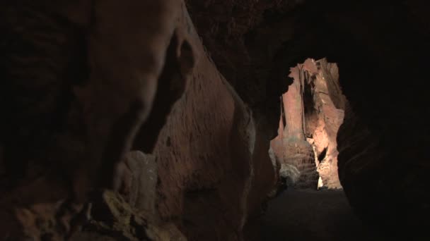 Corredor escuro em uma caverna — Vídeo de Stock