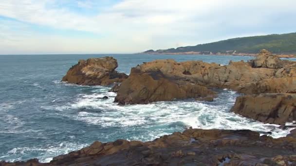 岩の多い海岸線に砕ける波 — ストック動画