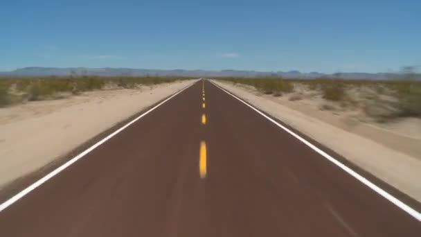 Водіння по пустельній дорозі — стокове відео