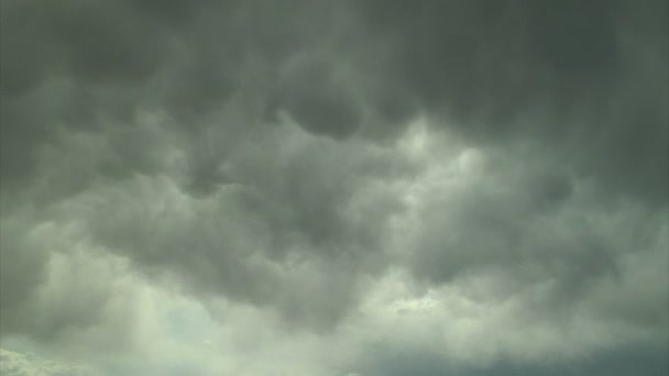 Nubes de tormenta gris moviéndose a través del cielo — Vídeos de Stock