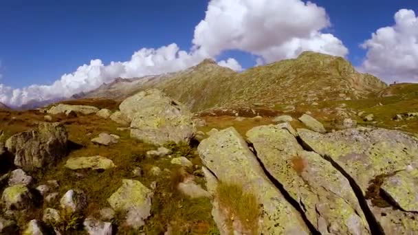 Πετώντας πάνω από την επική ορεινό τοπίο τοπίο ειρηνικό χαρακτήρα φόντο — Αρχείο Βίντεο
