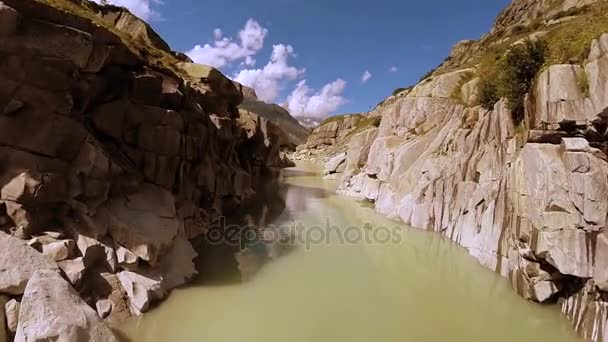 壮大な峡谷、川の風景自然の背景を介して飛行 — ストック動画