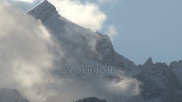 Brouillard sur la chaîne de montagnes — Video