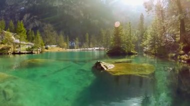 Lake resort gölet turkuaz su doğa arka hava görünümünü sinek üzerinde