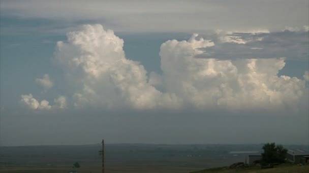 Величезні білі штормові хмари, що формуються на відстані — стокове відео