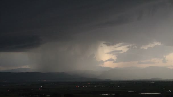 Énorme tempête éclaircissante sur le paysage — Video