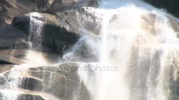 Agua intensa corriendo sobre rocas — Vídeo de stock