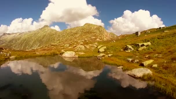 Озеро отражения воды эпический горный пейзаж пейзаж мирная природа — стоковое видео