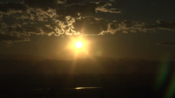 Magnificent sunset behind mountain range — Stock Video