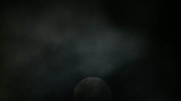 Luna que sube entre nubes — Vídeo de stock