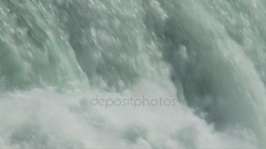 Niagara akan şelale
