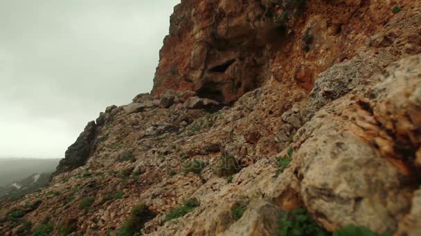 Cueva de montaña en el lado de la montaña — Vídeos de Stock