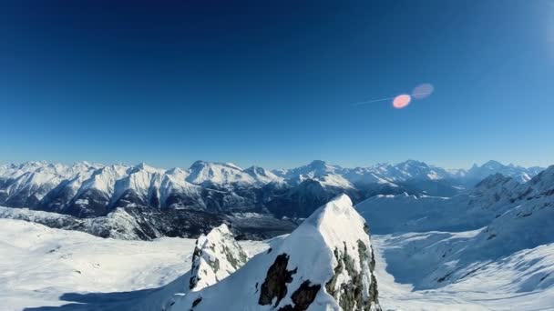 Montanhas pico neve inverno paisagem aérea vista voar sobre — Vídeo de Stock