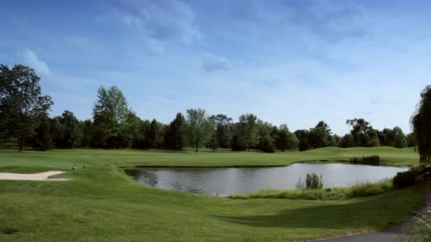 Múltiples tiros de un hermoso campo de golf en Pennsylvania — Vídeos de Stock