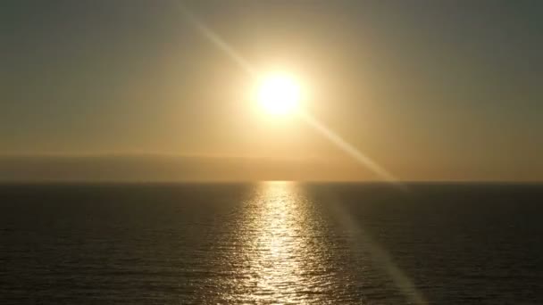 Oceanen skimmer solnedgång — Stockvideo