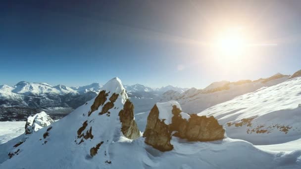 На вершине горной вершины с видом на зимний пейзаж — стоковое видео