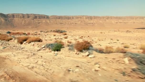 Moving at the bottom of mitzpe ramon crater — Stock Video
