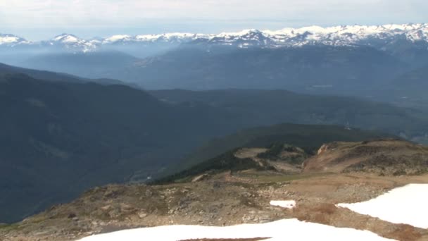 Panorámica de paisaje de montaña en Canadá — Vídeo de stock