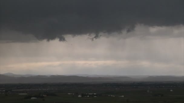 Chuva e nuvens movendo-se sobre vasta paisagem — Vídeo de Stock