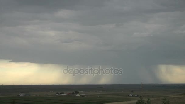 Regenwolken vegen over platteland — Stockvideo