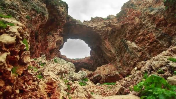 下面的红色岩石拱 — 图库视频影像