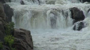River rapids şelale kayalar üzerinde