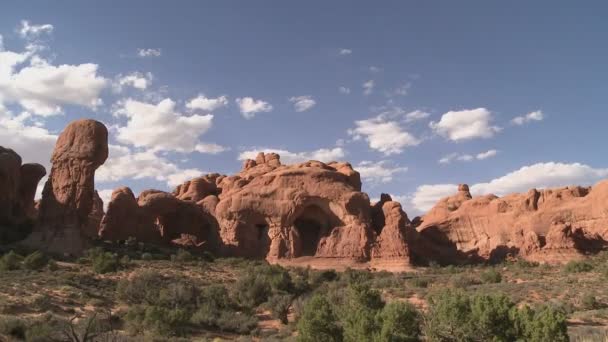 Каменная арка и облако — стоковое видео
