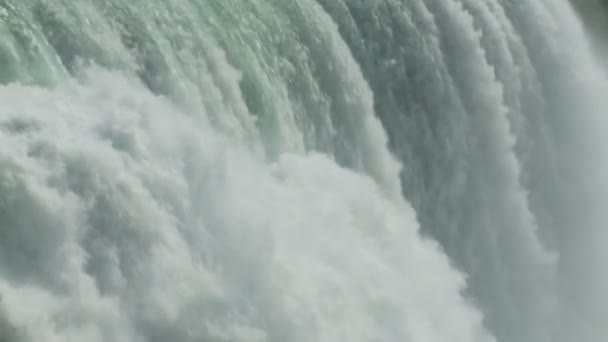 勢いよく流れる滝の水 — ストック動画