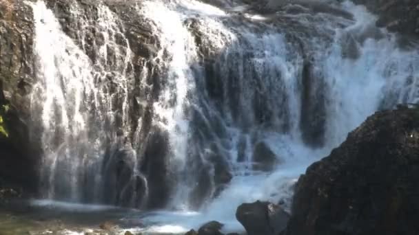 Natursköna bergssidan vattenfall — Stockvideo