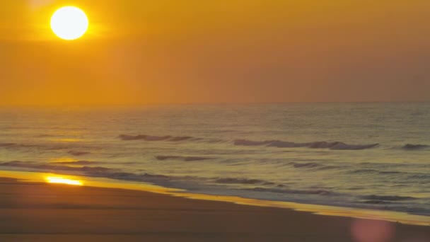 Serene strand bij zonsondergang — Stockvideo