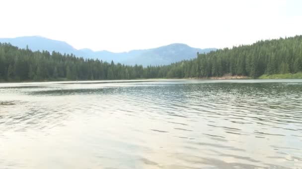 Lac chatoyant dans une chaîne de montagnes pittoresque — Video