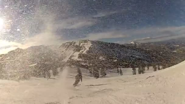 Катаясь на лыжах по снежному склону — стоковое видео