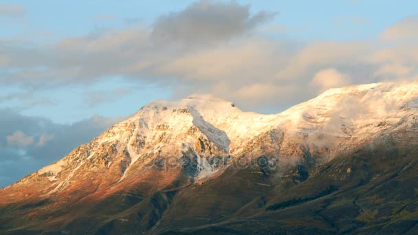 Sníh vrcholky hory za soumraku — Stock video