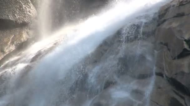 Postřik mlhavé vodopád — Stock video