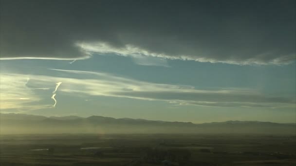 Бушующие облака движутся над горным хребтом на закате — стоковое видео