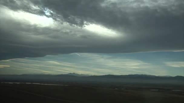 Nubes de tormenta moviéndose sobre montañas — Vídeo de stock