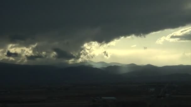 폭풍 구름 일출 동안 산에 — 비디오