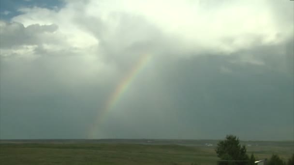 Stormigt moln flyttar och regnbåge — Stockvideo