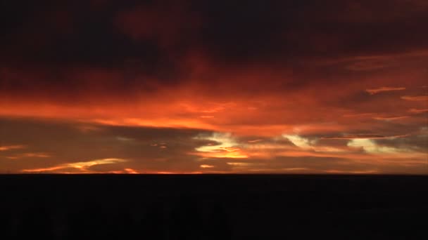 Sol saliendo entre nubes disipadoras — Vídeos de Stock