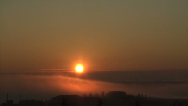 A nap felkel a hegyek felett — Stock videók