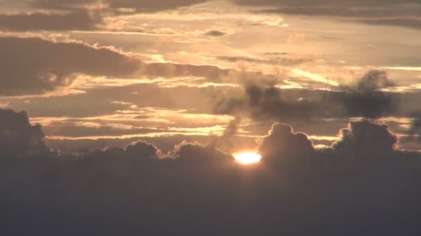 Słońce za chmurami — Wideo stockowe